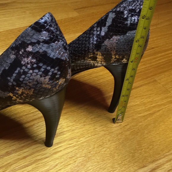 NEW Via Spiga Embry Snake Skin Peep-Toe Heels - Picture 6 of 8